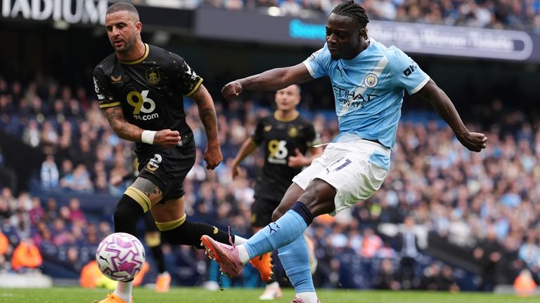 Jeremy Doku disparó a la meta cuando Kyle Walker miró la victoria de Man City sobre Burnley