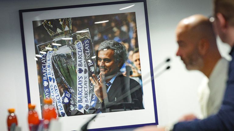 Jose Mourinho'nun bir fotoğrafının yanı sıra, Chelsea'nin İtalyan baş antrenörü Enzo Maresca, Stamford Bridge'deki bir basın toplantısında konuşuyor