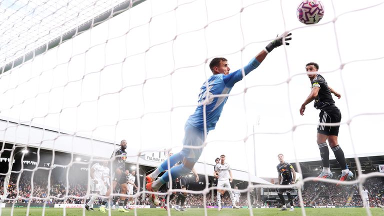 Karl Darlow non riesce a fermare un autogol deviato di Gabriel Gudmundsson