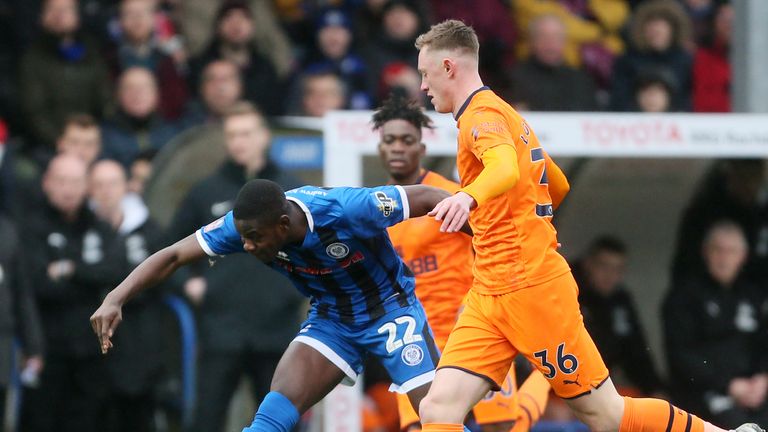 Kwadwo BAA in azione per Rochdale contro il Newcastle alla FA Cup nel 2020