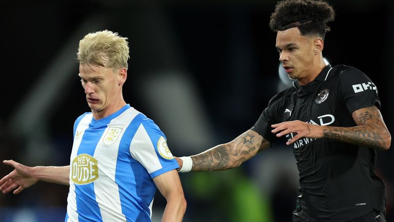 Huddersfield'ın Lasse Sorensen (solda) ve Manchester City'nin Nico O'Reilly Binası