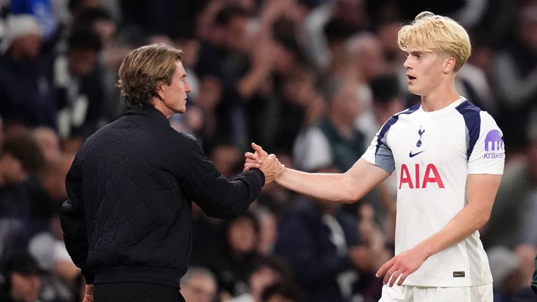 O chefe do Tottenham, Thomas Frank e Lucas Bergvall, após a vitória por 1 x 0 contra o Villarreal