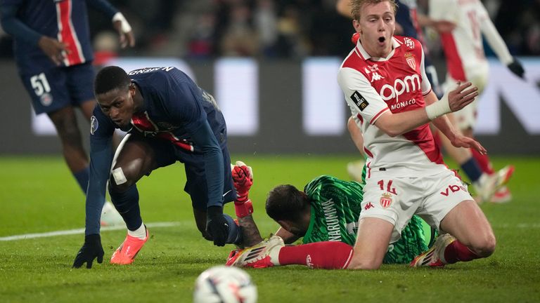Nuno Mendes Monaco de PSG Monaco con Gianluigi Donmar como colisión