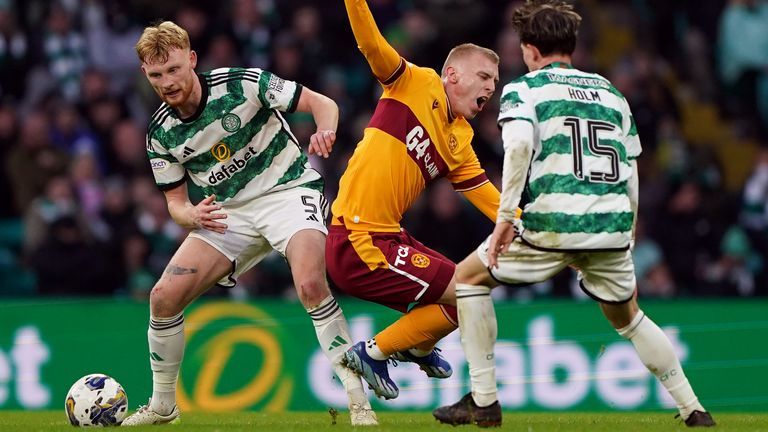 Micawel's Mica Bearoth se ocupó de la escala Liam de Celtic durante un partido de la Premier League en Celtic Park, Glasgow.