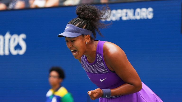 Naomi Osaka no Japānas reaģē mačā pret Koko Gaufu no Amerikas Savienotajām Valstīm, ASV atklātā tenisa čempionāta ceturtajā kārtā, pirmdien, 2025. gada 1. septembrī, Ņujorkā. (AP Photo/Kirsty Wigglesworth)