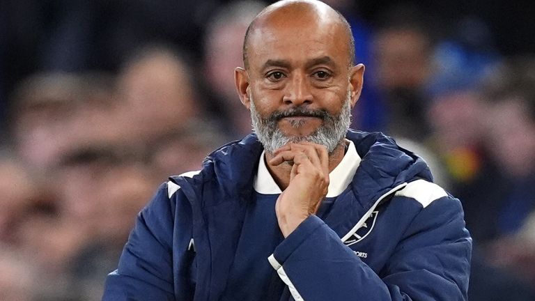 Nuno Espereto Santo, New Wer Ham, looks after his team went to Everton
