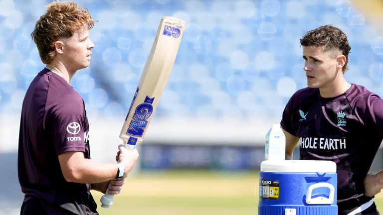 İngiltere'nin Ollie Pope, Haziran ayında Headingley'deki Nets oturumu sırasında Jacob Bethell (sağda) ile