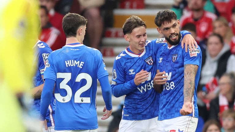 Omar Alderete de Sunderland celebra su primer gol para el club