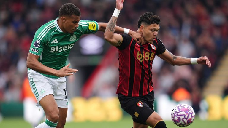 Malick Thiaw and Evanilson battle for the ball