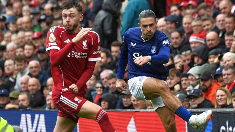 Jack Grealish, Conor Bradley'in ötesine geçiyor