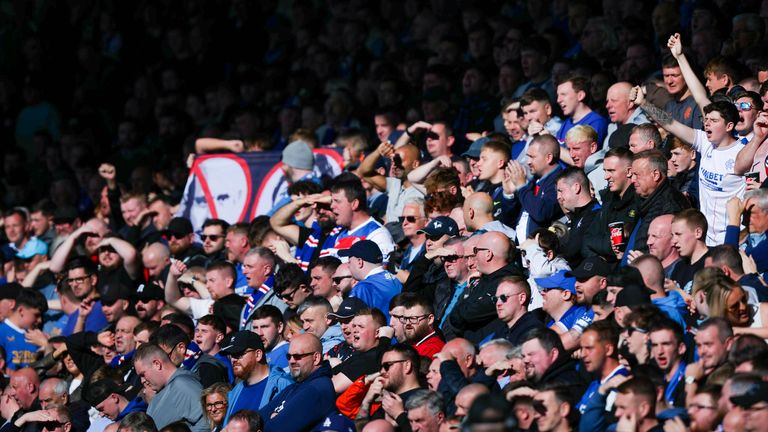 Um banner contra o técnico do Rangers, Russell Martin, e o executivo -chefe Patrick Stewart estava em exibição em Livingston
