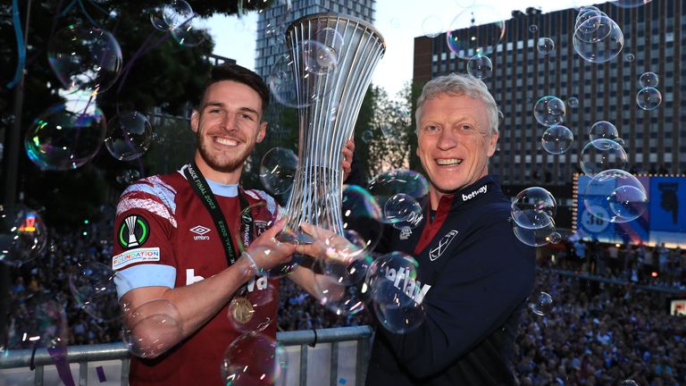 Declan Rice e David Moyes celebrano la vittoria della West Ham Conference nel 2023