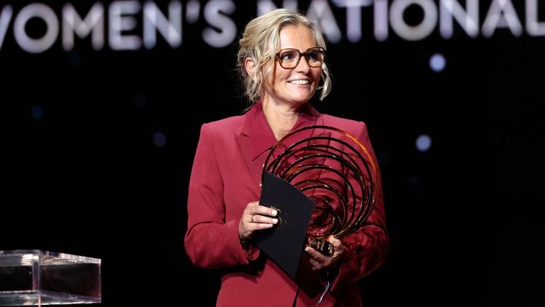 La entrenadora holandesa del equipo de fútbol de Inglaterra, Sarina Wigman, respondió. Johan Cruyff es la mejor mujer después de la adopción de la mejor mujer ... 225 de septiembre de 2025, el entrenador en jefe del equipo del club durante el Premio de Fútbol de Balón de Francia 2025 en el Teatro Dolet en París. (Fotos de Frank Fif / AFP)