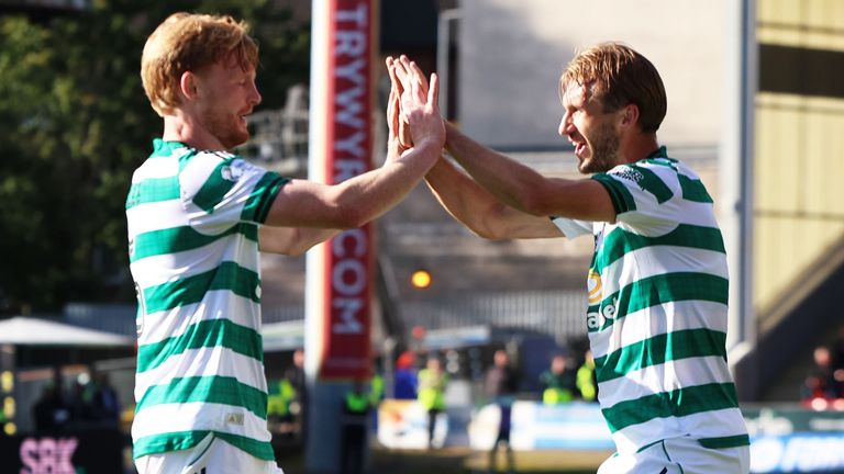   Liam Scales, Celtic'e Partick'e karşı 2-0 öne geçtikten sonra Benjamin Nygren ile kutluyor