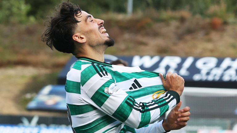 Sebastian Tounekti comemora após marcar o terceiro gol do Celtic em Partick