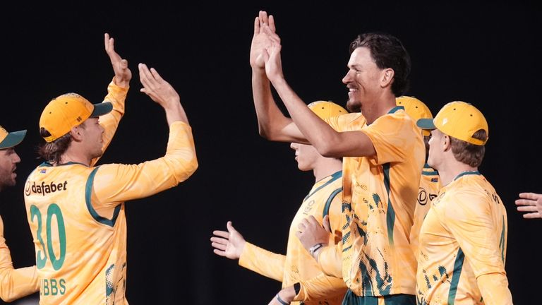 Marco Jansen (centro) del Sudafrica celebra il wicket di Jacob Bethell, in Inghilterra, durante il primo T20 International T20