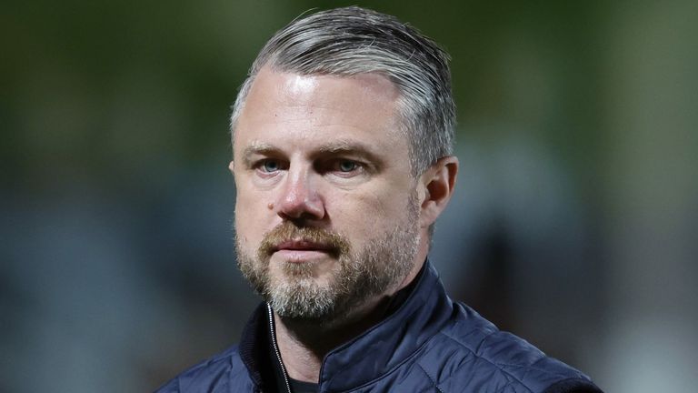 Dundee, Scozia - 23 settembre: il capo allenatore di Aberdeen Jimmy Thelin a tempo pieno durante una partita di William Hill Premiership tra Dundee United e Aberdeen alla Calfoth Construction Arena a Tannadice Park, il 23 settembre 2025 a Dundee, in Scozia. (Foto di Mark Scates / SNS Group)