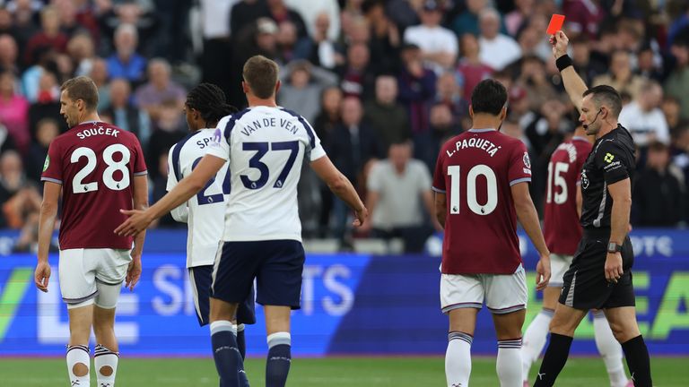 L'arbitro jarred Gillett mostra Tomas Soucek di West Ham, un cartellino rosso 