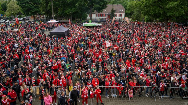 Los fanáticos se encuentran en el campo frente al balcón al final de la temporada para los equipos de la Bundesliga femeninas y masculinas