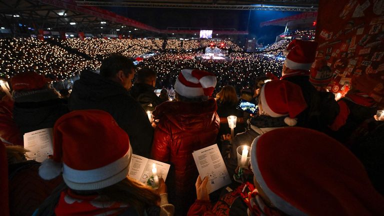 Las canciones navideñas de FC Union Berlin son una tradición anual en un estadio Der Ale Forsternei