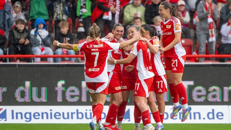 Jugadores de 1. FC Union Berlin Cheer después del gol de la alianza para 1: 0 antes de FSV Guthersloh