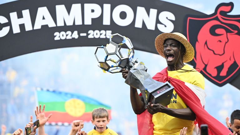 Belgium Club Union Saint-Gilloise celebra la primera victoria en 90 años en mayo.