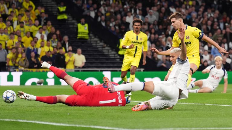 O Luiz Junior do Villarreal marcou um gol contra o Tottenham