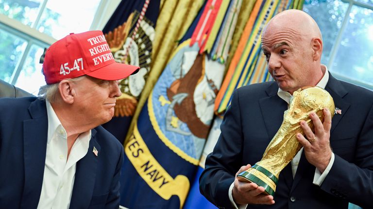 El presidente de los Estados Unidos Donald Trump y el jefe de FIFA Gianni Infantino con el trofeo de la Copa Mundial en la Oficina Oval de la Casa Blanca