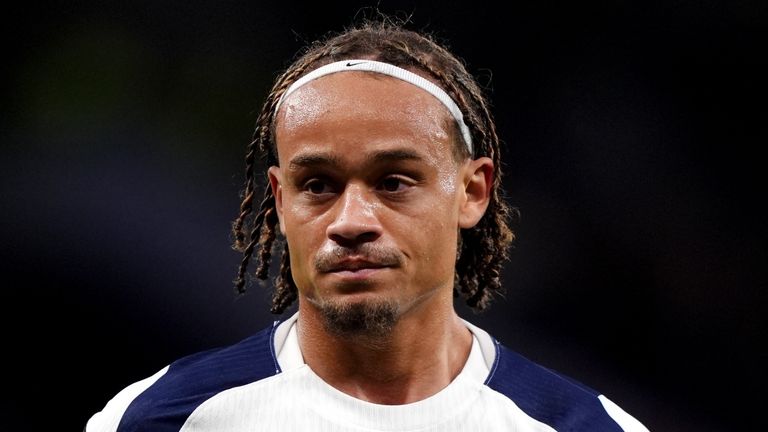Xavi Simons do Tottenham Hotspur durante o jogo da UEFA Champions League no Tottenham Hotspur Stadium, em Londres.