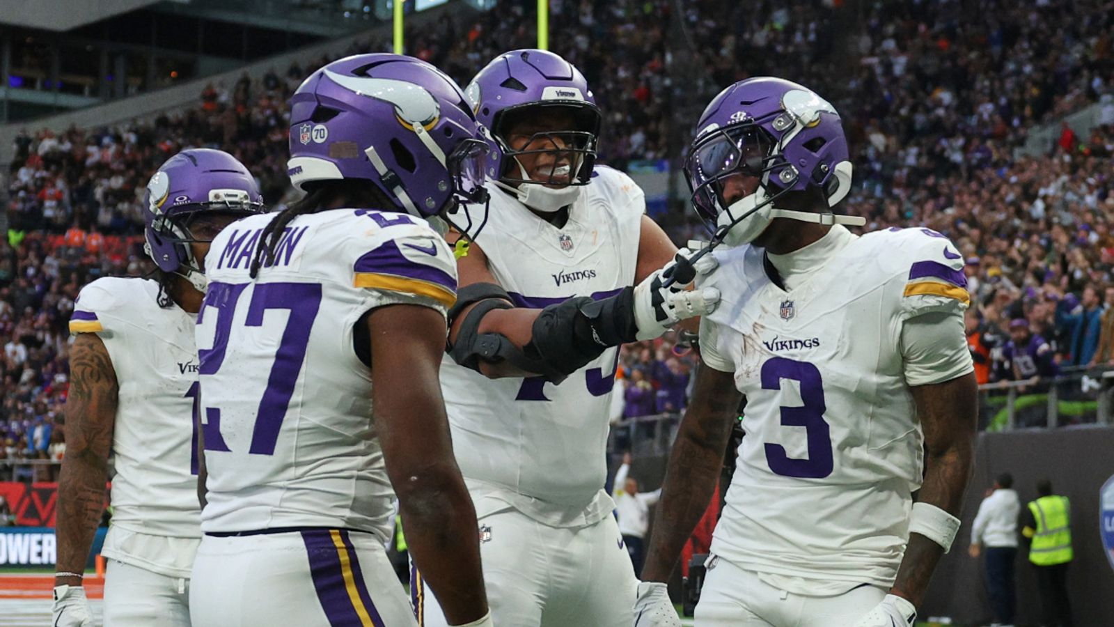https://e0.365dm.com/25/10/1600x900/skysports-carson-wentz-vikings_7043259.jpg?20251005174800