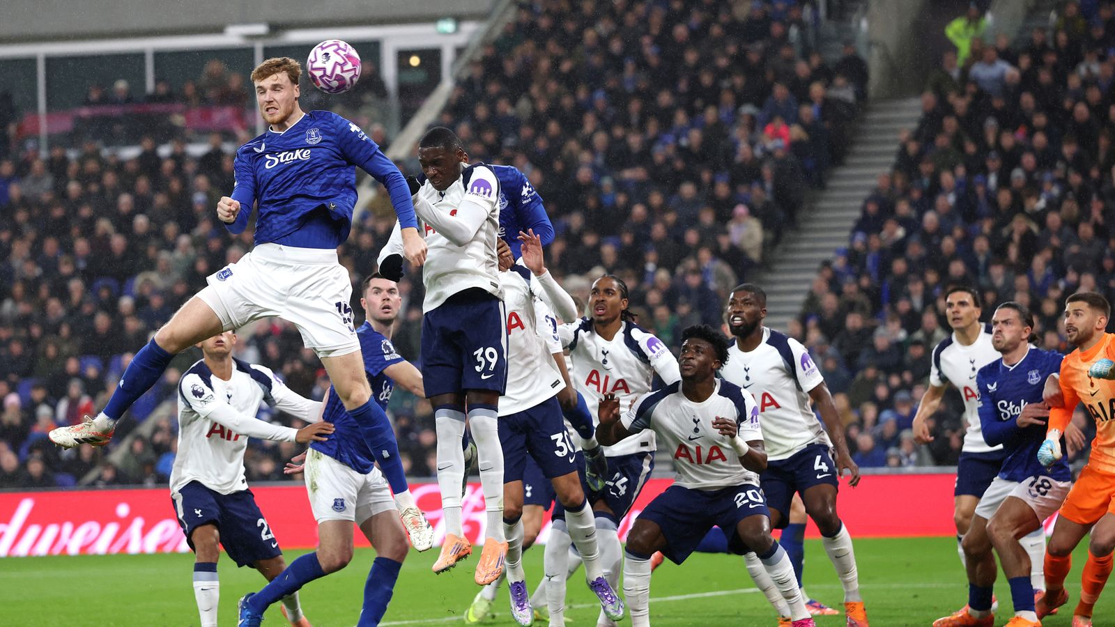 **Premier League Sees Tactical Evolution**
The English top-flight has undergone a significant transformation, with a renewed emphasis on clever tactics and set-piece expertise.