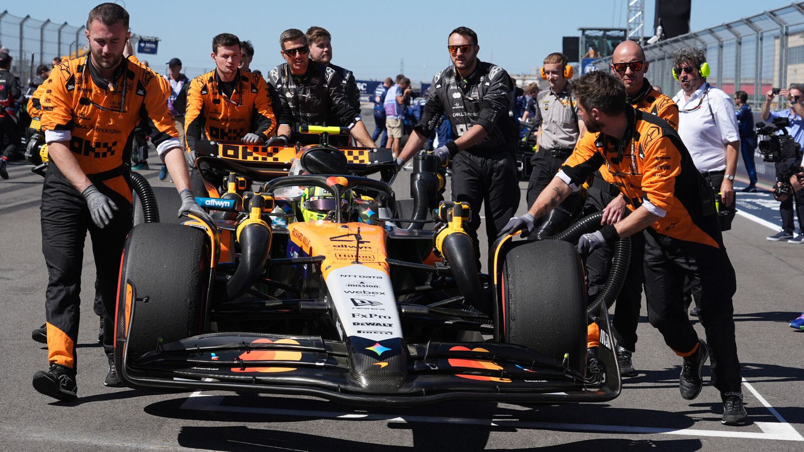 Red Bull multada em €50 mil por interferir com fita de grid de Norris no GP dos EUA