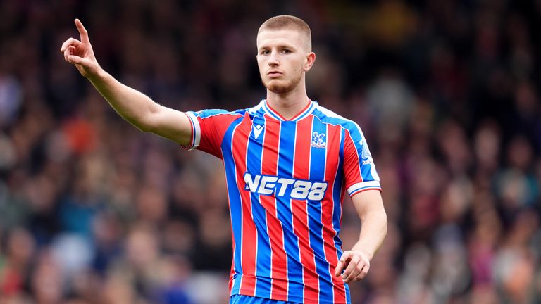 Adam Wharton tentou manter o Crystal Palace na disputa contra o Bournemouth