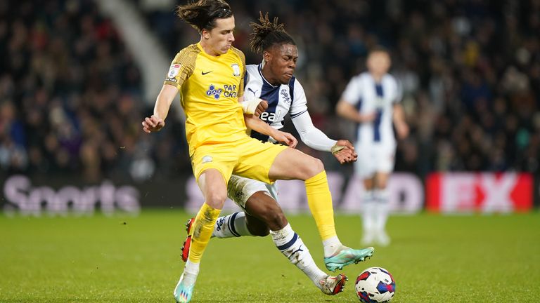 Álvaro Fernández Carreras de Preston North End y Brandon Thomas-Asante de West Bromwich Albion luchan por el balón en Hawthorns en 2022.