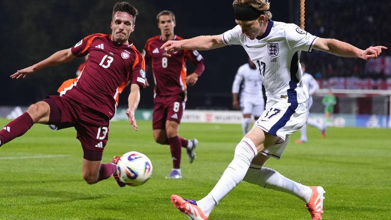 Anthony Gordon colocou a Inglaterra na liderança no meio do primeiro tempo contra a Letônia