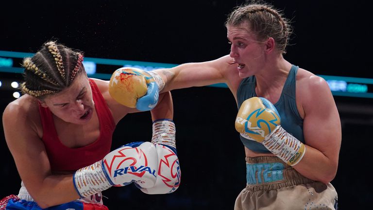 Hunter caiu e venceu Bavington em sua segunda luta.