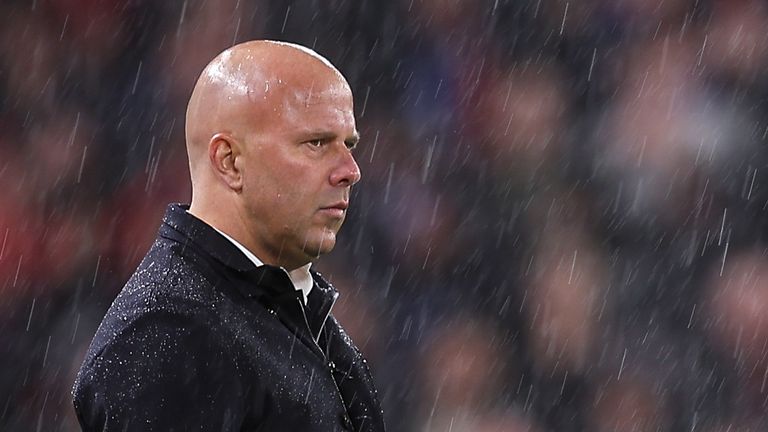 लिव्हरपूलला क्रिस्टल पॅलेसविरुद्ध काराबाओ चषकात पराभव पत्करावा लागल्याने आर्ने स्लॉट ओल्या ॲनफिल्डकडे पाहत आहे - सात सामन्यांमधला त्यांचा सहावा पराभव