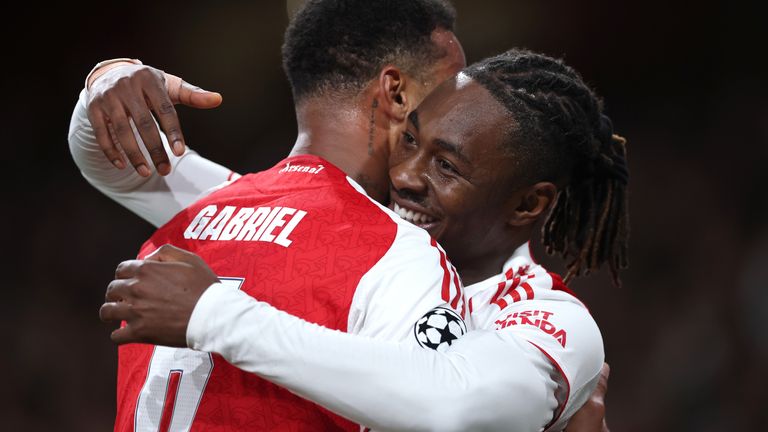 Eze abbraccia Gabriel durante la vittoria dell'Arsenal sull'Atlético de Madrid