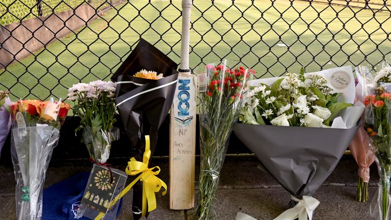 Homenagens são deixadas nas redes de críquete após a morte do jogador de críquete australiano Ben Austin