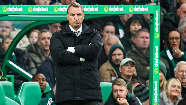 GLASGOW, SCOZIA - 05 OTTOBRE: Il manager del Celtic Brendan Rodgers sembra abbattuto durante una partita della William Hill Premiership tra Celtic e Motherwell al Celtic Park il 05 ottobre 2025 a Glasgow, Scozia. (Foto di Ross MacDonald / Gruppo SNS)