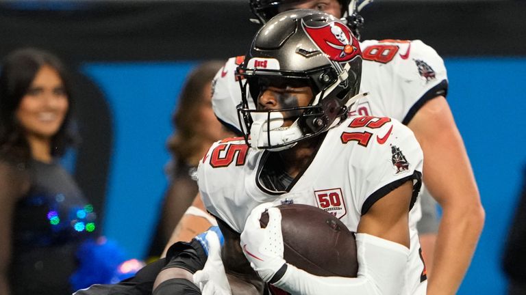 Tampa Bay Buccaneers वाइड रिसीव्हर तेज जॉन्सन (15) डेट्रॉईटमध्ये सोमवार, 20 ऑक्टोबर, 2025 रोजी, NFL फुटबॉल खेळाच्या दुसऱ्या सहामाहीत टचडाउन दरम्यान डेट्रॉईट लायन्स सुरक्षा थॉमस हार्पर (12) च्या मागे धावत आहे. (एपी फोटो/रायन सन)