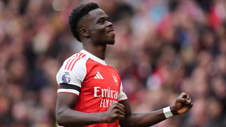 Bukayo Saka del Arsenal celebra los goles contra West Ham