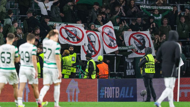 Los fanáticos celtas poseen el estandarte pidiendo retirar a los miembros del comité celta.