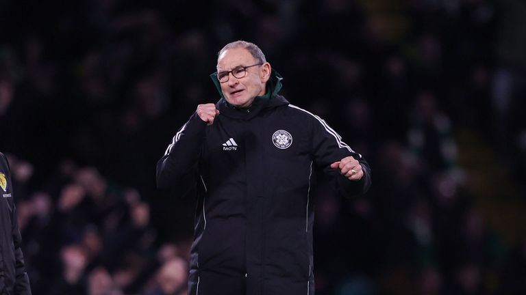 Martin O'Neill comemora durante a vitória do Celtic sobre o Falkirk.