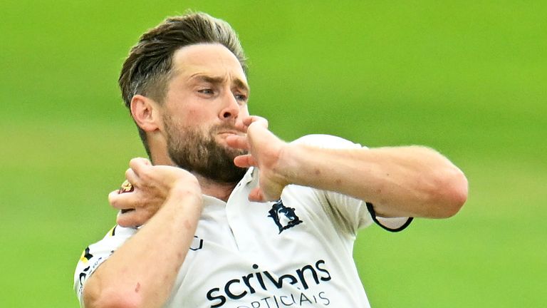 Woakes signs new Warwickshire contract after Ashes omission