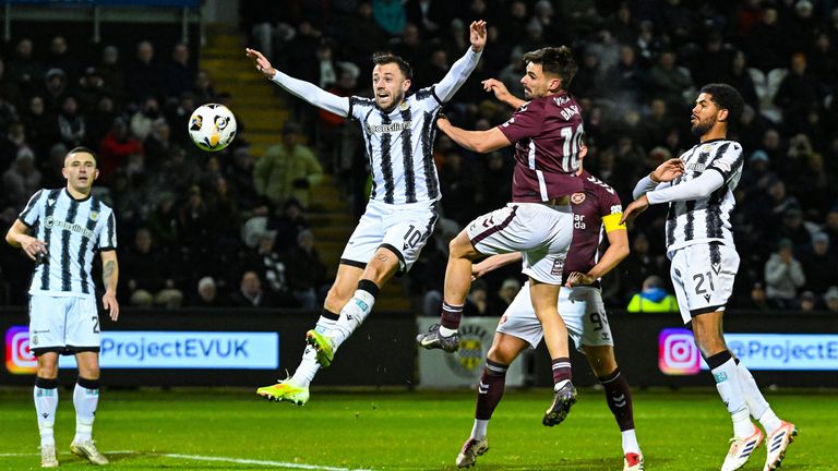 पेस्ली, स्कॉटलंड - ऑक्टोबर २९: पेस्ले, स्कॉटलंड येथे २९ ऑक्टोबर २०२५ रोजी सेंट मिरेन आणि हार्ट ऑफ मिडलोथियन यांच्यात झालेल्या विल्यम हिल प्रीमियरशिप सामन्यात हार्ट्सच्या क्लॉडिओ ब्रागाने स्कोअर करत २-२ अशी बरोबरी साधली. (रॉब केसी/एसएनएस ग्रुपचे छायाचित्र)