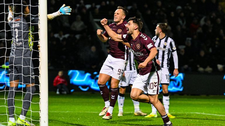 पेस्ली, स्कॉटलंड - ऑक्टोबर २९: स्कॉटलंडमधील पेस्ले येथे २९ ऑक्टोबर २०२५ रोजी सेंट मिरेन आणि हार्ट ऑफ मिडलोथियन यांच्यातील विल्यम हिल प्रीमियरशिप सामन्यात हार्ट्सच्या क्लॉडिओ ब्रागाने २-२ अशी बरोबरी साधून आनंद साजरा केला. (रॉब केसी/एसएनएस ग्रुपचे छायाचित्र)