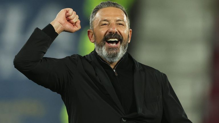 EDIMBURGO, SCOZIA - 4 OTTOBRE: Derek McInnes, allenatore capo di Hearts, festeggia a tempo pieno durante una partita di William Hill Premiership tra Heart of Midlothian e Hibernian al Tynecastle Park, il 4 ottobre 2025, a Edimburgo, Scozia. (Foto di Craig Foy / Gruppo SNS)
