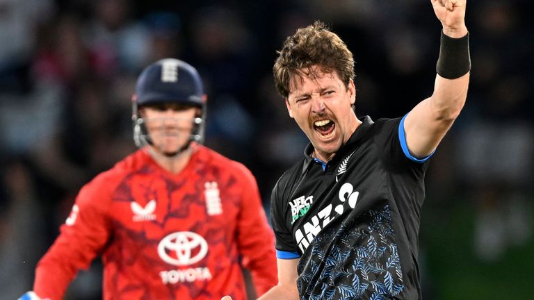 New Zealand's Matt Henry appeals for a wicket during the T20 cricket international between New Zealand and England in Christchurch, New Zealand, Saturday, Oct.18, 2025. (Andrew Cornaga/Photosport via AP)