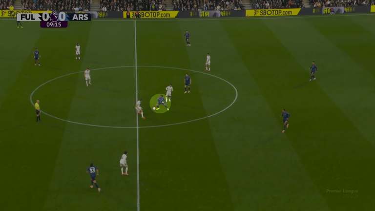 Eze si rifiuta di passare a Gabriel e prova a dribblare Berge